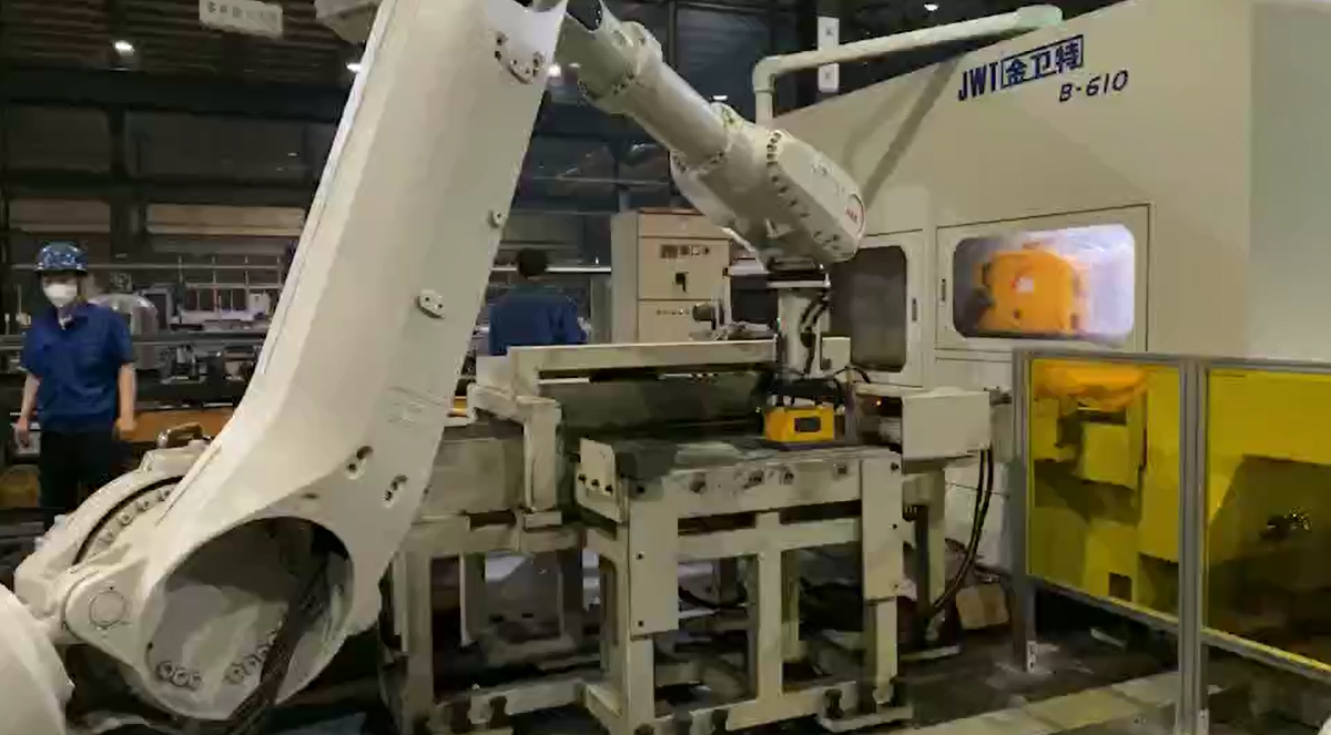 B-610鋸板機(jī)機(jī)器人碼料視頻